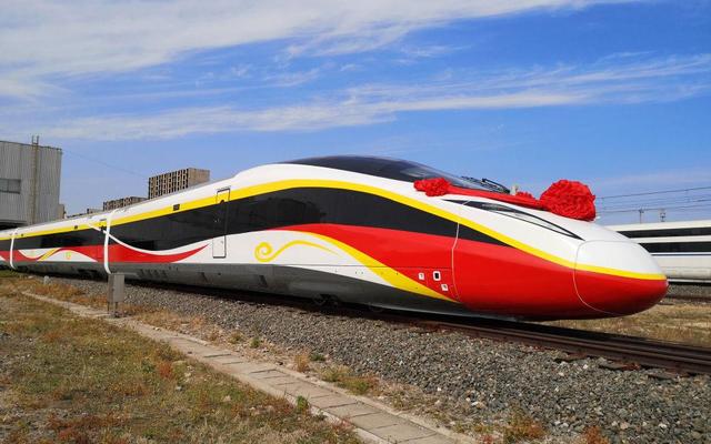 時速400公里跨國互聯互通高速動車組在河北唐山下線